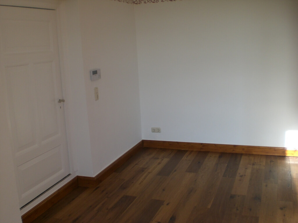Sanierter Raum mit Holzboden