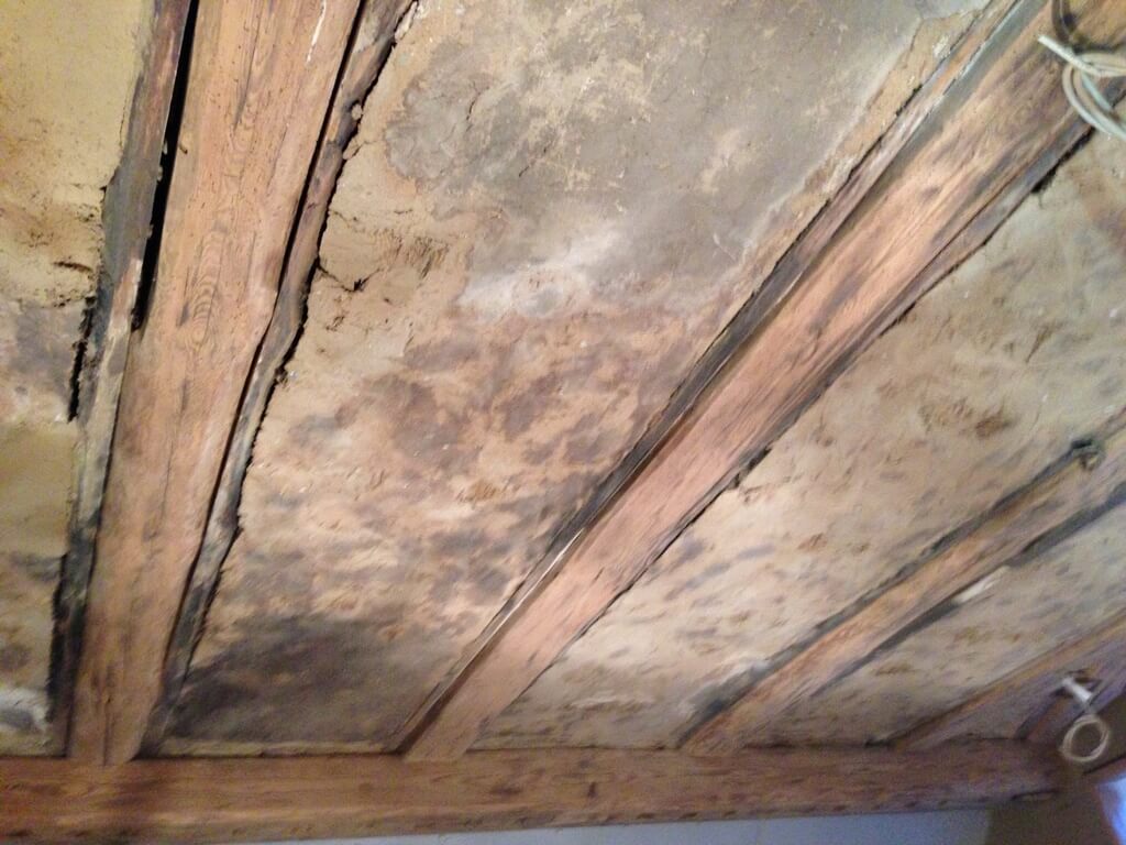 Alte Holzbalken im Dachbereich