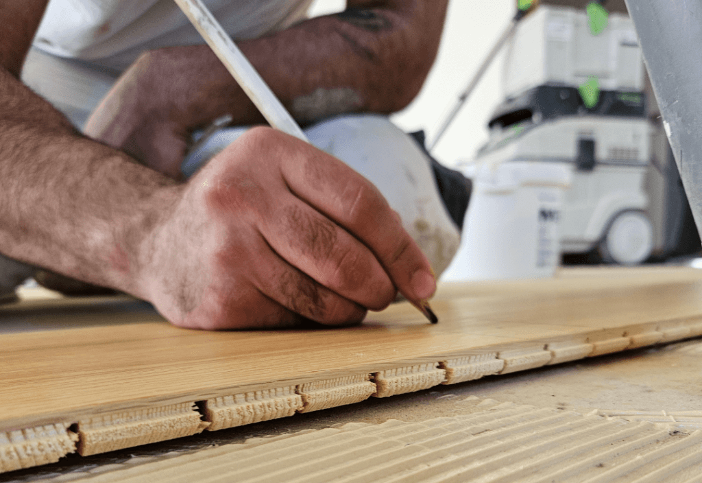 Handwerkliche Detailarbeit bei Bodenverlegung