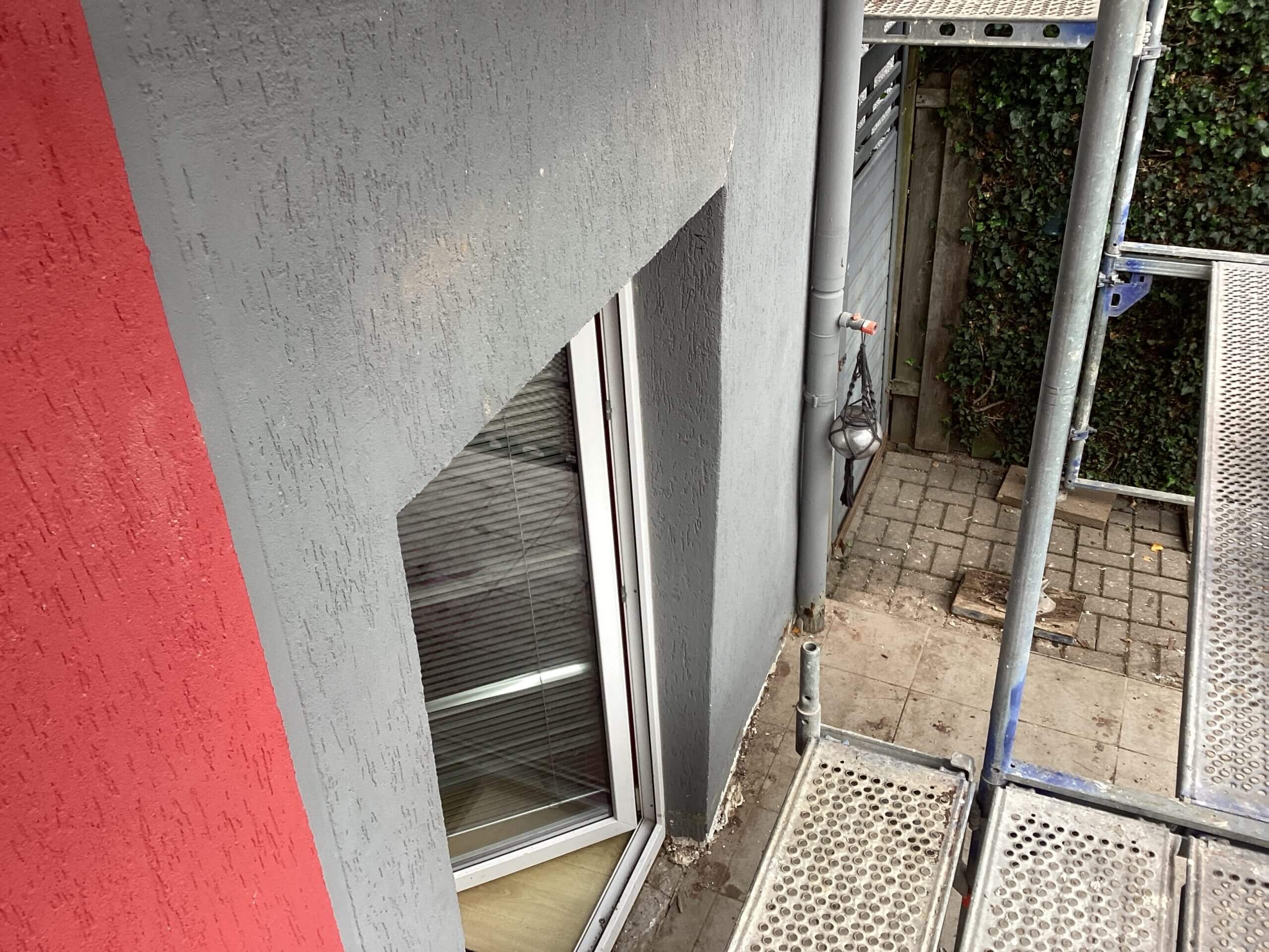 Arbeiten an der Fassade vom Gerüst aus