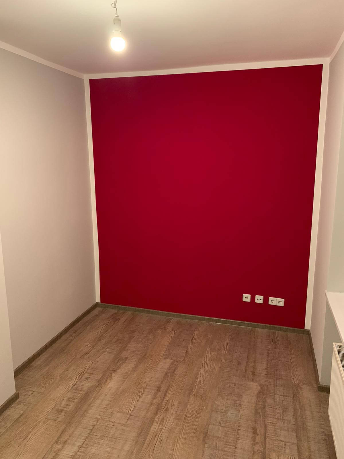Rote Akzentwand nach Malerarbeiten