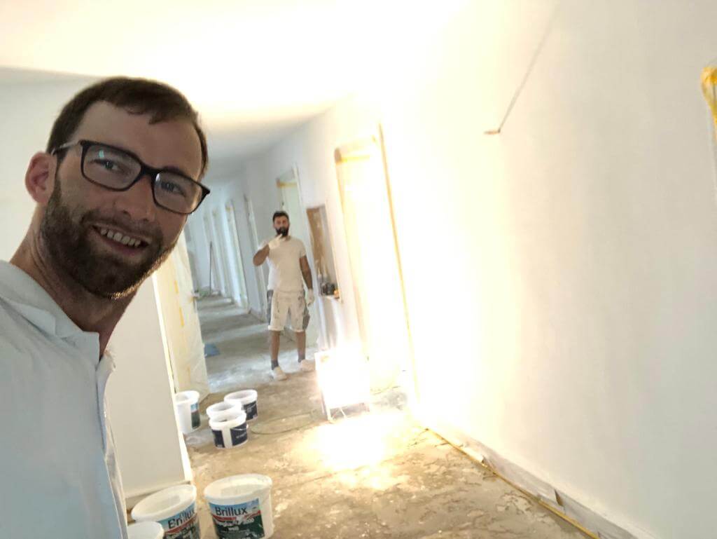 Zwei Personen auf einer Baustelle bei laufenden Arbeiten