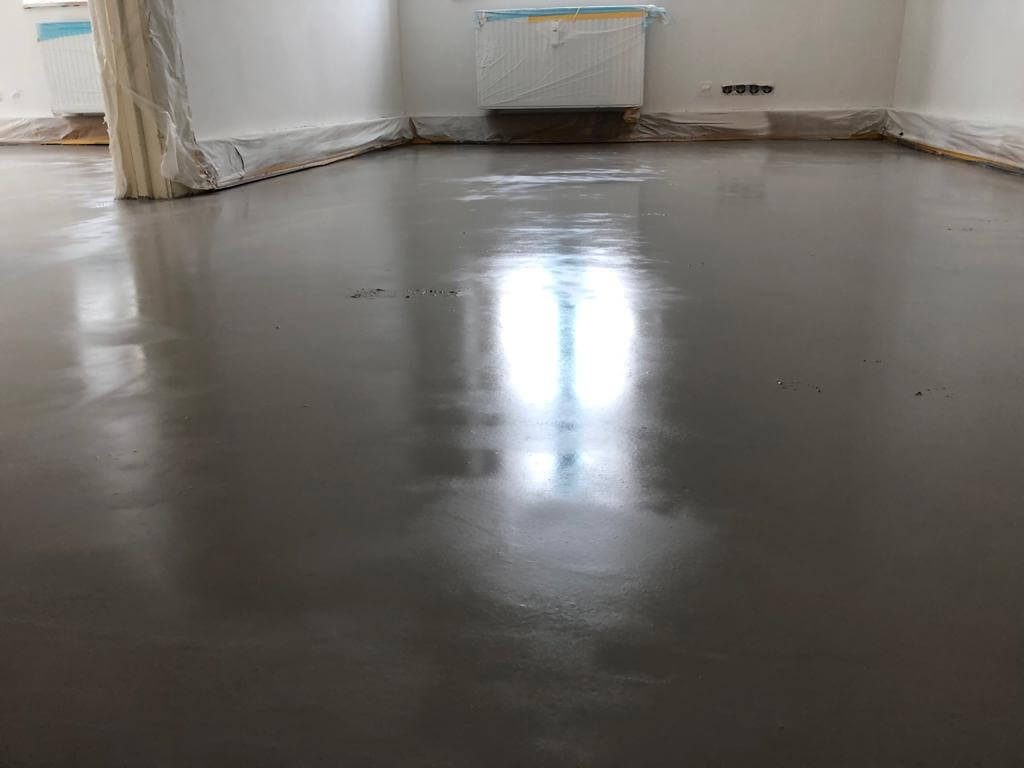 Fertiggestellter Boden im Innenraum