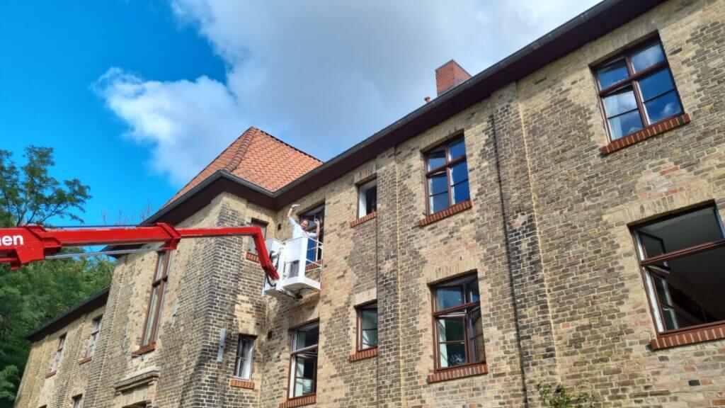 Bestandsgebäude während laufender Arbeiten