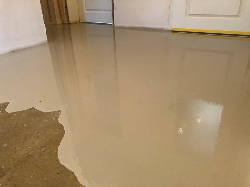 Frisch aufgebrachte Bodenausgleichsmasse