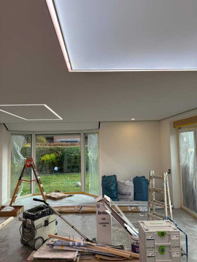 Decke mit integriertem Lichtfeld